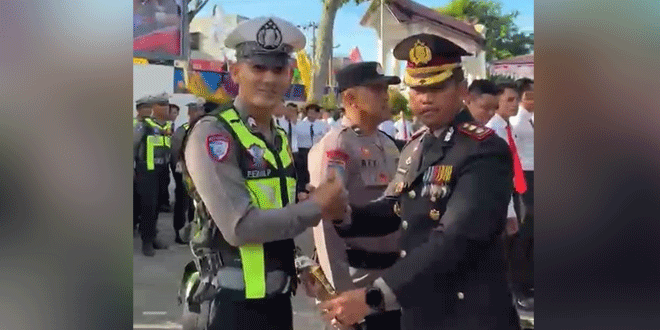Kapolres Padangsidimpuan menyerahkan piagam penghargaan kepada personel berprestasi saat Upacara Hari Bhayangkara ke-80