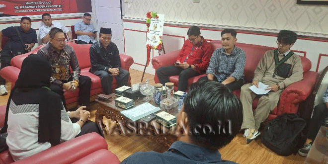 Audiensi HMI Cabang Medan dengan pimpinan DPRD Medan menyerahkan dokumen tuntutan