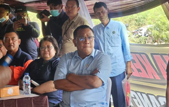 Asap dari lahan terbakar di TPA Jatiwaringin saat pemadaman