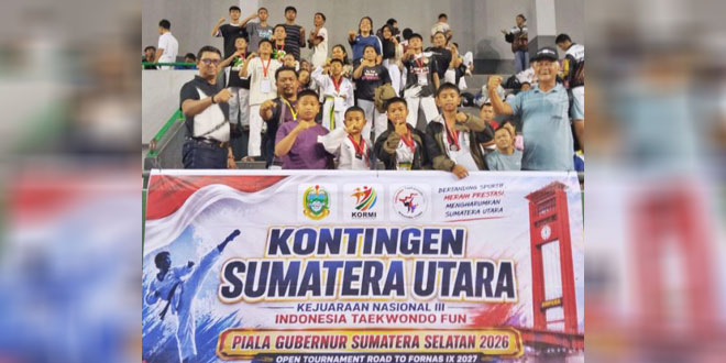 Atlet Taekwondo Fun Sumatera Utara merayakan kemenangan dan menerima medali di Palembang