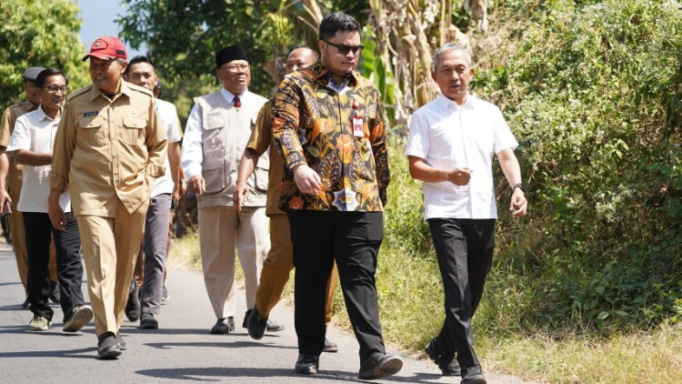 Bupati Kediri meninjau lahan calon hotel haji dekat Bandara Dhoho di Desa Kalipang
