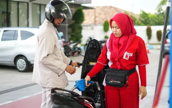 Pom bensin Pertamina dengan spanduk informasi harga BBM