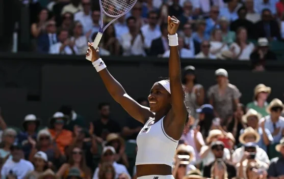 Coco Gauff dan Karolina Muchova bersiap di Lapangan Utama All England Club, Wimbledon