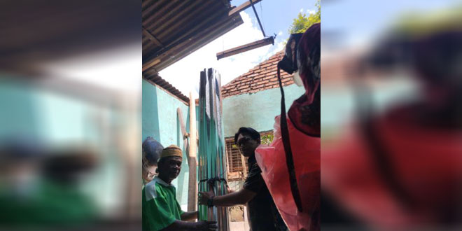 Rumah di Binjai dengan atap rusak akibat puting beliung saat petugas dan pejabat meninjau lokasi