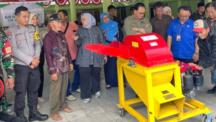 Penyerahan bantuan alat produksi kepada Kelompok Tani Hutan di Desa Gadungan Blitar