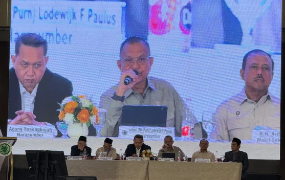 Lodewijk F. Paulus berbicara di KUII VIII di Hotel Bidakara, Jakarta Selatan