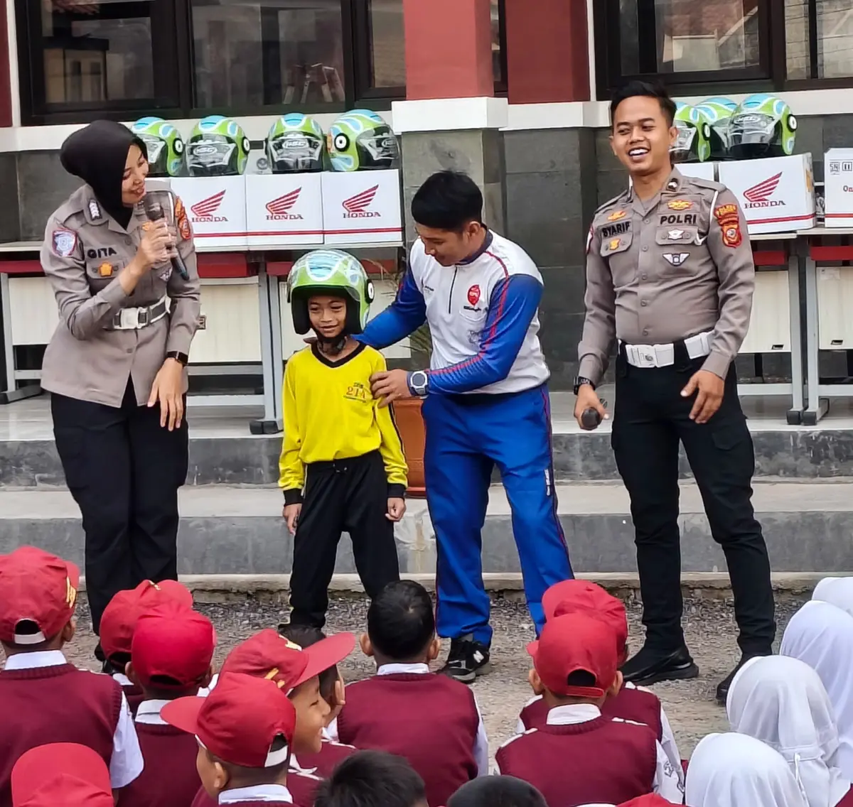 Anak-anak menerima helm keselamatan saat edukasi berkendara bersama DAM dan Polres Cimahi