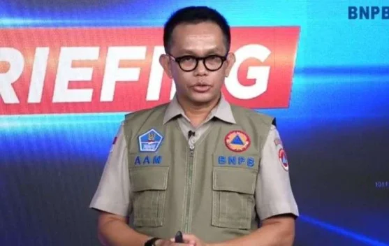 Petugas pemadam memadamkan kebakaran vegetasi di Minahasa