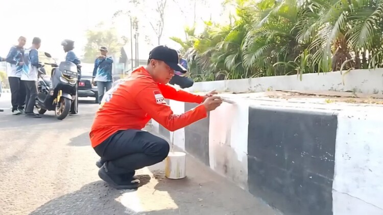 Bupati Lukman Hakim bersama ASN mengecat trotoar di Jalan Teuku Umar, Bangkalan