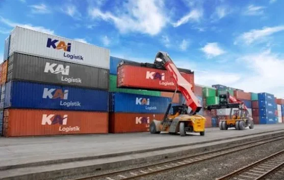 Kereta pengangkut barang KAI melintas di jalur transportasi