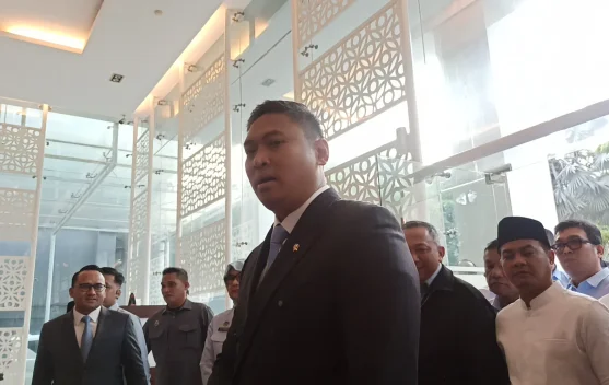 Sudaryono tiba di kantor BGN mengenakan jas hitam dan disambut pejabat
