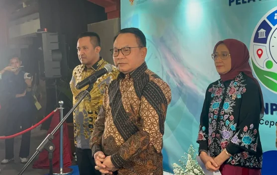 Babinsa mendampingi petugas pajak saat sosialisasi kewajiban perpajakan kepada warga