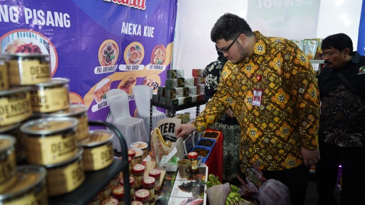 Bupati Kediri hadiri Gebyar UMKM di Taman Hijau Simpang Lima Gumul