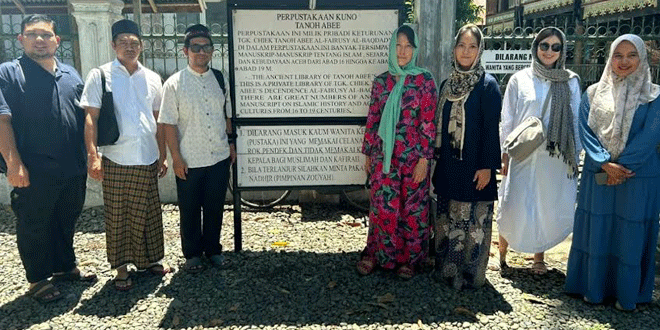 Peneliti meninjau koleksi manuskrip kuno di Perpustakaan Zawiyah Tanoh Abee
