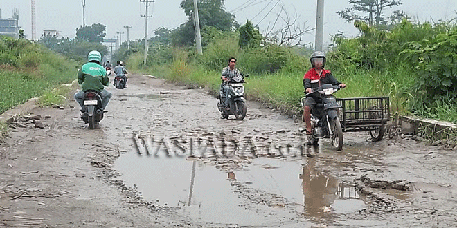Kondisi jalan rusak di Jl. Pasar V Timur Desa Medan Estate Deliserdang
