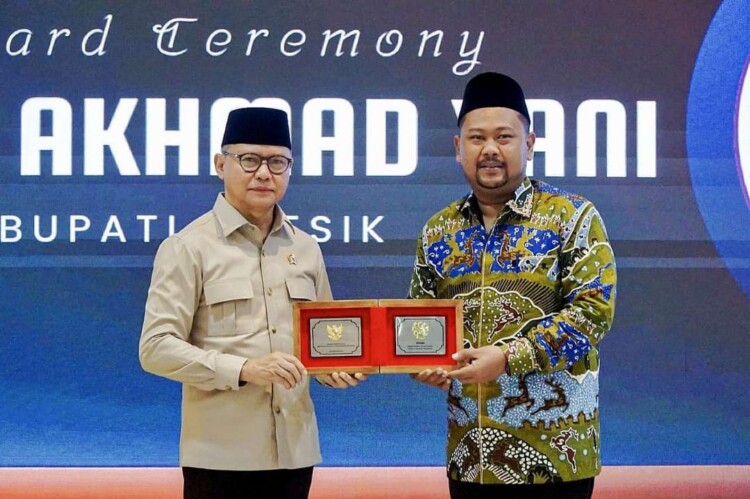 Bupati Gresik terima penghargaan soal perlindungan anak pekerja migran di forum nasional