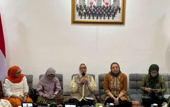 Anak-anak bermain permainan tradisional di lapangan bersama