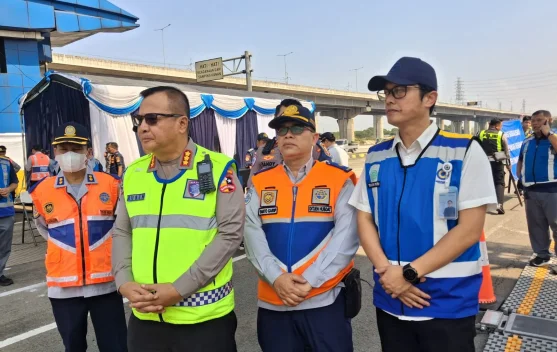 Petugas Korlantas berdialog dengan sopir truk saat sosialisasi ODOL di KM 29A Tol Jakarta-Cikampek
