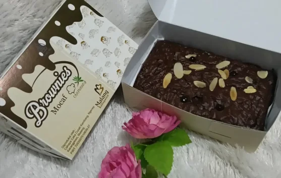 Pemilik Brownis Mocaf mempromosikan produknya melalui media sosial