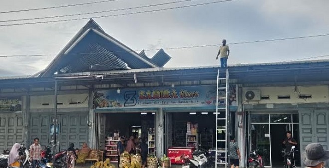 Tiga ruko mengalami kerusakan atap akibat angin kencang di Montasik, Aceh Besar
