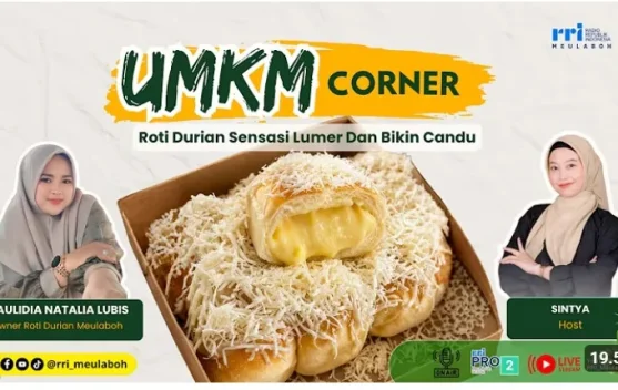 Penyiar dan pelaku UMKM di studio RRI Meulaboh saat program UMKM Corner