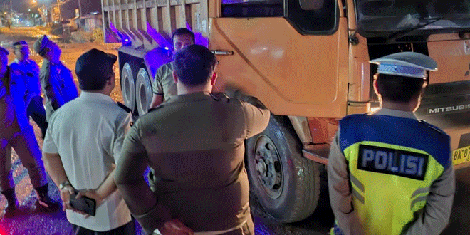 Petugas melakukan razia angkutan barang di ruas Jalan Provinsi Galang pada malam hari