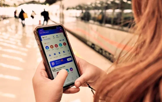 Pengguna aplikasi Access by KAI membeli tiket di layar ponsel di stasiun