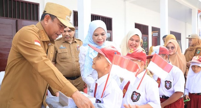 Penyerahan bantuan perlengkapan sekolah bagi siswa terdampak banjir di Perbaungan