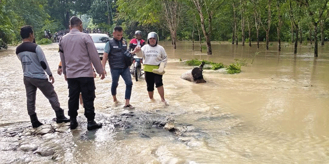 Personel Polsek membantu evakuasi warga terdampak banjir di Bosar Maligas