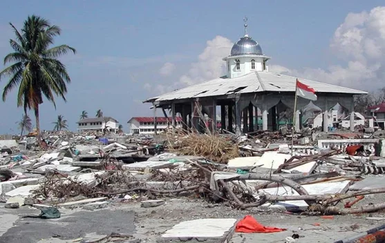 Peta peringatan cuaca BMKG menunjukkan 13 provinsi berpotensi hujan lebat 28 Juli 2026