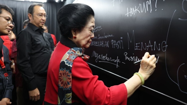 Megawati menulis pesan di dinding pameran sejarah Taman Ismail Marzuki