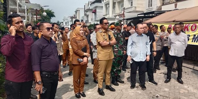 Rumah hancur akibat ledakan di Perumahan Grand Polonia, Medan, dengan garis polisi di sekitarnya