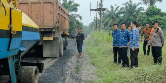 Wakil Bupati Serdang Bedagai meninjau perbaikan jalan hotmix di Tebing Syahbandar