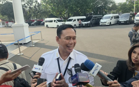 Presiden Prabowo memimpin rapat terbatas dengan menteri dan kepala lembaga di Istana Kepresidenan