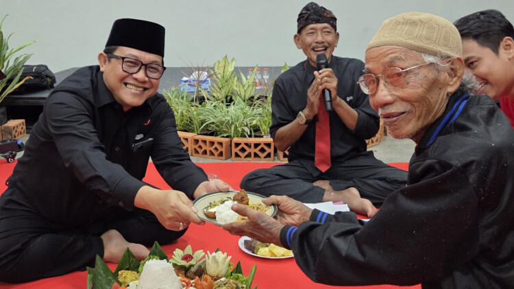Suasana peringatan 30 tahun Tragedi Kudatuli di Rumah Aspirasi GARASI Banyuwangi bersama Sonny T. Danaparamita