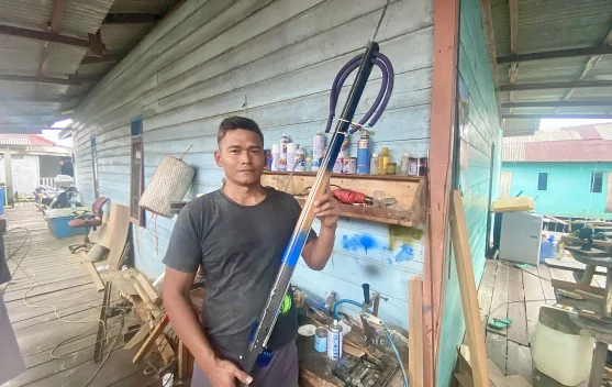 Speargun kayu jati buatan pengrajin Natuna dengan desain bulat dan kustom