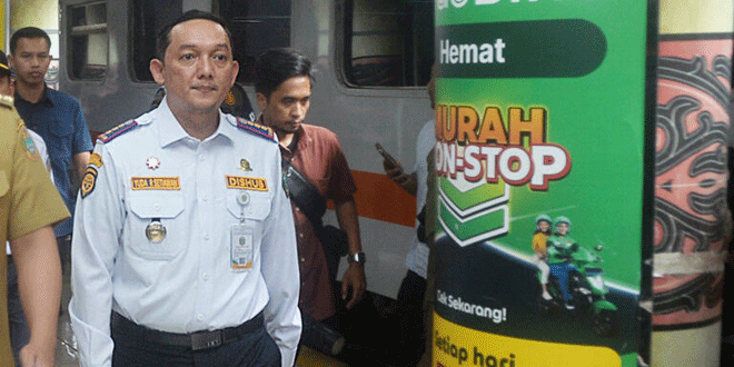 Truk angkutan barang di jalan menanjak Sibolangit