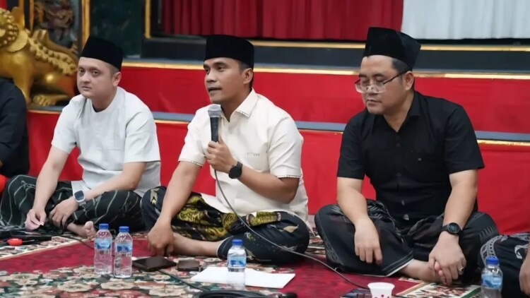 Bupati Lukman Hakim berdialog dengan warga di Pendopo Agung Bangkalan saat Malam Jumat Manis