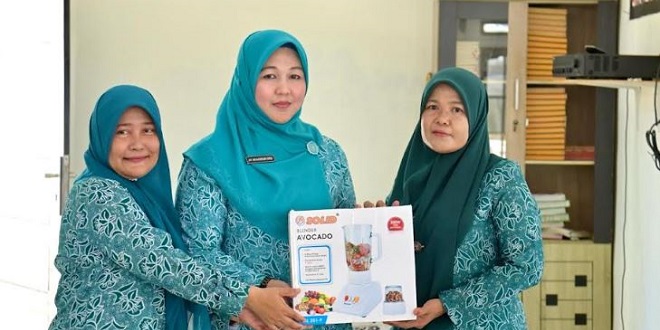 Ketua TP-PKK Aceh Besar menyerahkan bantuan sembako kepada lansia di Gampong Pasi