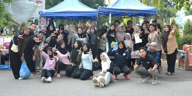 Keramaian Car Free Day di Lapangan Merdeka Kota Langsa dengan stan UMKM dan pengunjung