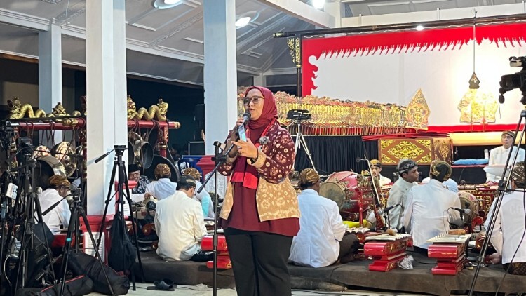 Warga mengikuti upacara Bersih Desa Selorejo dengan pertunjukan seni tradisional