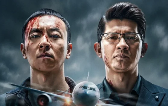 Iko Uwais sebagai antagonis di film Wings of Dread dalam adegan aksi di kabin pesawat