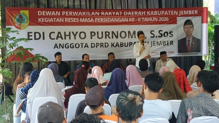 Edi Cahyo Purnomo berbicara saat reses di Desa Pakusari Jember