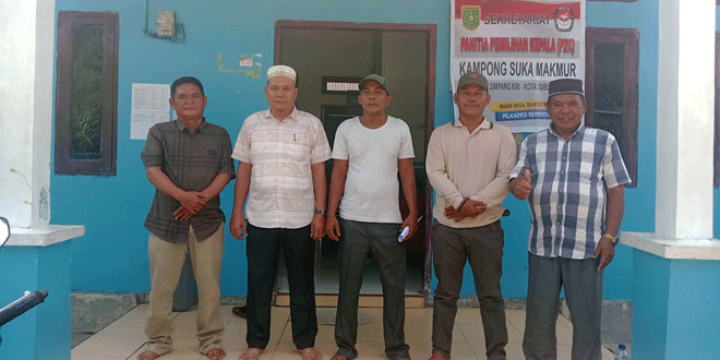 Asril Tinambunen menyerahkan berkas calon Kepala Kampong Suka Makmur