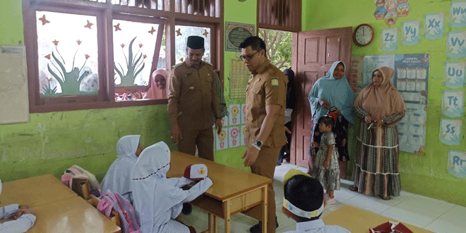 Wakil Bupati Aceh Besar memantau MPLS di SDN Blang Bintang dan berinteraksi dengan guru serta siswa