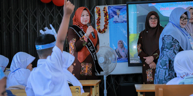 Bunda PAUD Rita Mayasari bersama murid PAUD IT Mina saat peninjauan MPLS di Aceh Besar
