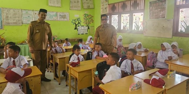 Siswa dan orang tua saat apel hari pertama SDN Leupung 26 pada tahun ajaran 2026/2027