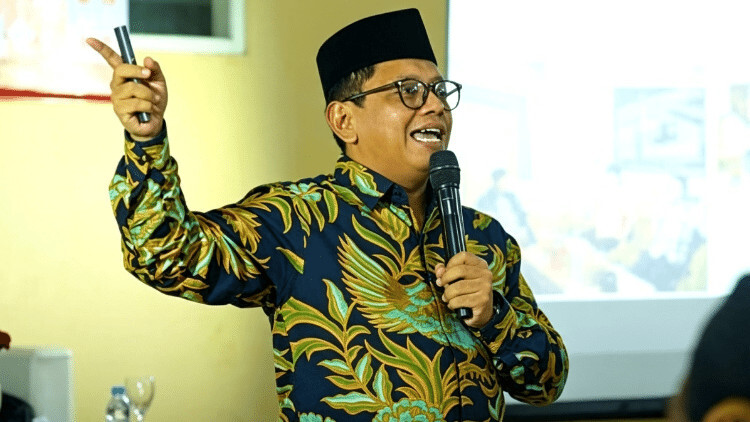 Ilustrasi penjual UMKM di destinasi wisata Kota Batu menawarkan produk lokal