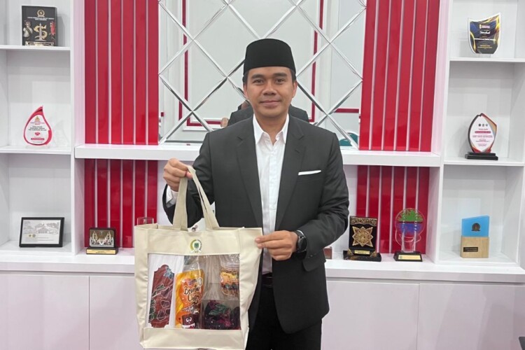 Bingkisan berisi produk UMKM khas Pasuruan yang disiapkan DPRD untuk tamu dan kunjungan dinas