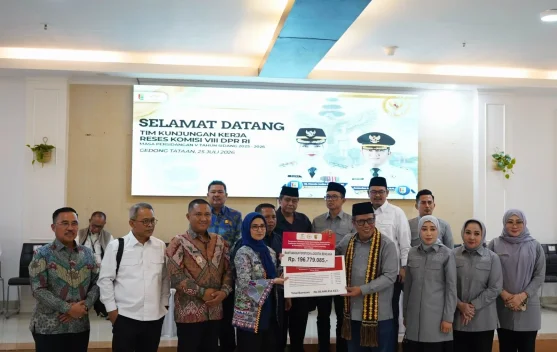 Penyaluran bantuan sosial Kemensos di Lampung, penyerahan simbolis bantuan kepada warga